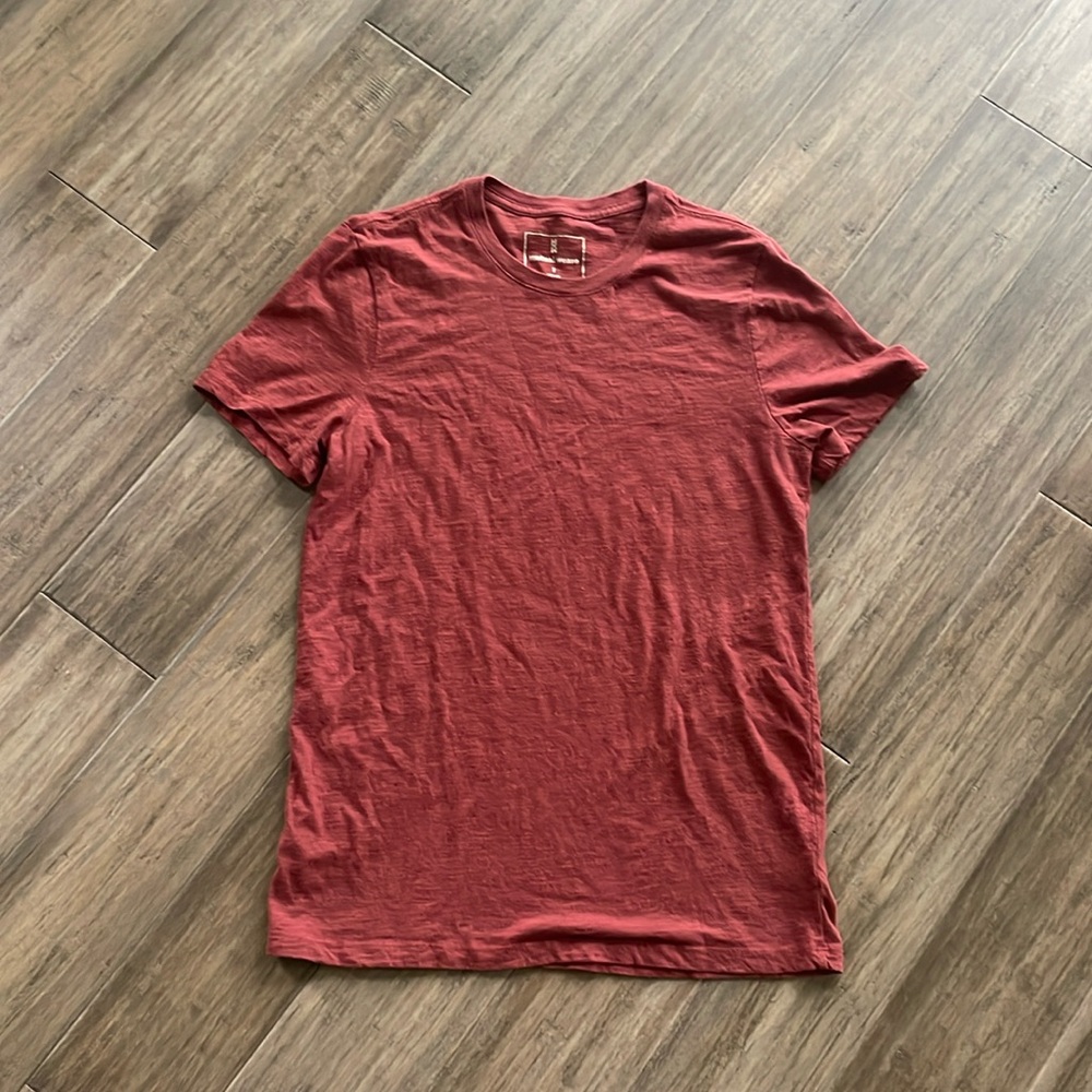 ⭐️ FREE with any additional purchase ⭐️ Men’s Small Mutual Weave tee shirt